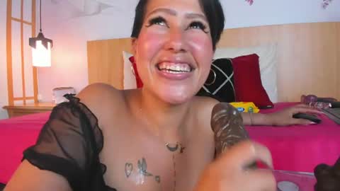 Snapshot of laura_torress chatting on July 2026 07:23:02 AM Laura online show from July 2026 07:23:02 AM