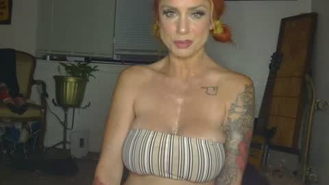 Snapshot of lauralye1983 chatting on July 2026 05:25:02 AM Lilian Banks online show from July 2026 05:25:02 AM