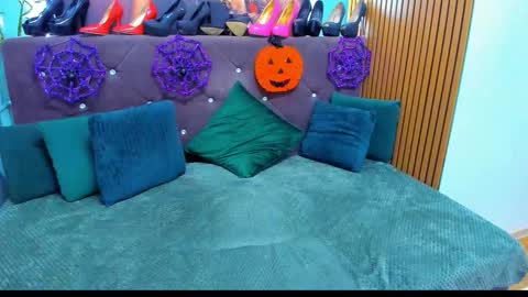 Laura online show from October 2025 05:11:02 AM