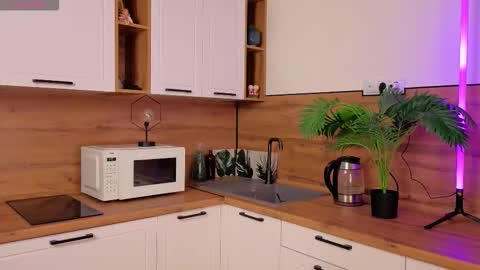 Laura online show from December 2025 05:06:02 AM