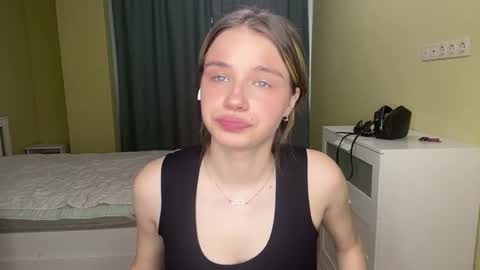 Snapshot of laurineleconey chatting on February 2026 12:36:01 PM Bella online show from February 2026 12:36:01 PM