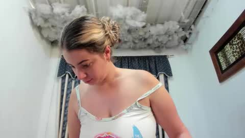 Snapshot of lauu_g chatting on June 2026 01:35:01 PM Lauu G online show from June 2026 01:35:01 PM