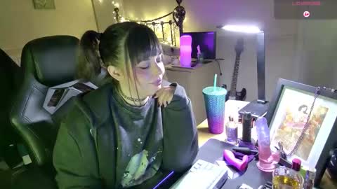 Lavenderrzz online show from February 2026 03:33:02 PM