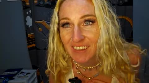 Snapshot of laylalucks chatting on October 2025 03:18:01 AM laylalucks online show from October 2025 03:18:01 AM