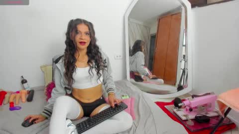 Snapshot of layqueen77 chatting on February 2025 12:27:01 AM Layqueen online show from February 2025 12:27:01 AM