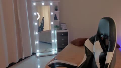 Snapshot of leahaltomm chatting on March 2025 06:48:01 PM leahaltomm online show from March 2025 06:48:01 PM