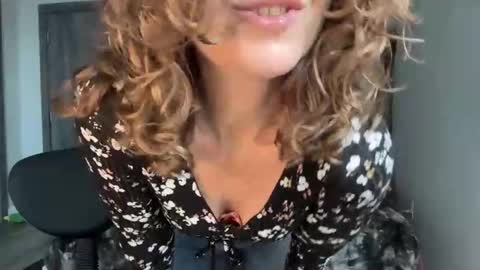 Snapshot of leahsparkles chatting on May 2026 03:41:02 PM Leah Sparkles online show from May 2026 03:41:02 PM