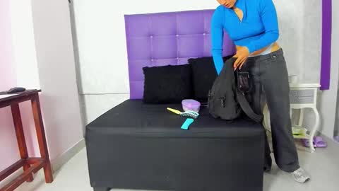 leamoreau__ online show from November 2025 11:21:02 AM