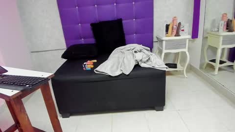 leamoreau__ online show from November 2025 12:13:01 PM