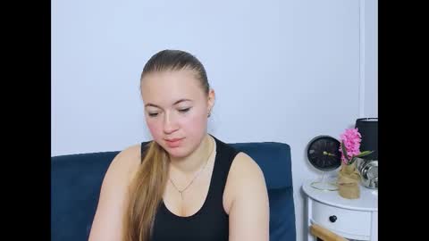 Snapshot of leaslim chatting on October 2025 04:08:01 PM Lea online show from October 2025 04:08:01 PM