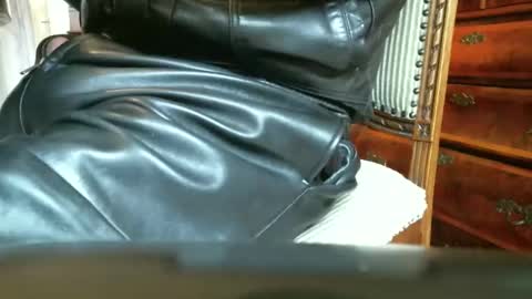 Snapshot of leathermotocross001 chatting on December 2024 01:59:02 PM Leathermotocross online show from December 2024 01:59:02 PM