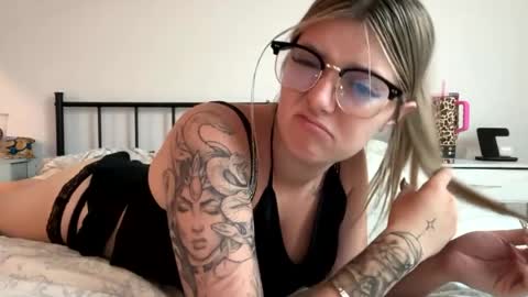 Snapshot of leeannerose chatting on May 2026 11:12:01 PM leeannerose online show from May 2026 11:12:01 PM