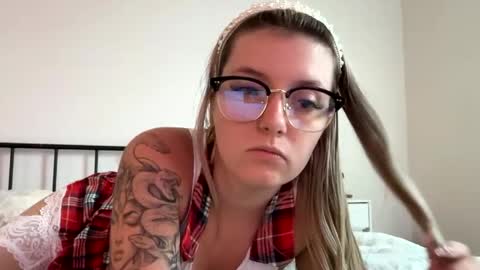 Snapshot of leeannerose chatting on May 2026 11:24:02 PM leeannerose online show from May 2026 11:24:02 PM