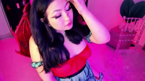 Lenna Kang online show from November 2025 08:55:01 PM