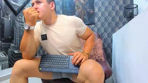 Leon Smoron online show from December 2025 10:47:01 PM