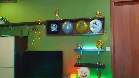 Snapshot of leona_tracie chatting on February 2026 12:06:02 PM Leona tracie online show from February 2026 12:06:02 PM