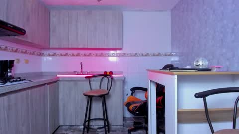 Snapshot of leonboom chatting on December 2025 07:43:02 PM Tom Rider online show from December 2025 07:43:02 PM