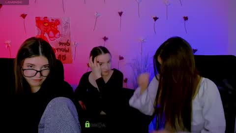 Snapshot of leslie_bird chatting on February 2026 12:17:01 AM leslie_bird online show from February 2026 12:17:01 AM