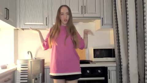 Snapshot of leslie_my_lovee chatting on December 2025 07:53:02 PM LESLIE online show from December 2025 07:53:02 PM