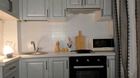 Snapshot of leslie_my_lovee chatting on December 2025 05:12:02 AM LESLIE online show from December 2025 05:12:02 AM