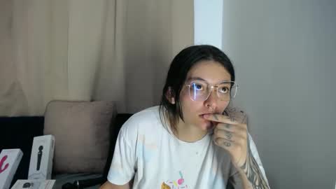 lessliee online show from April 2026 08:15:02 AM