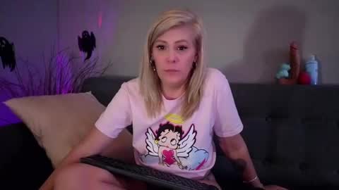 Lexi online show from October 2025 08:01:01 AM