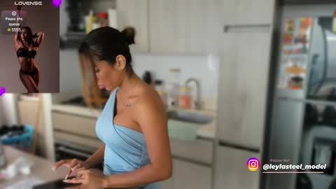 INSTA leylasteel model         online show from March 2025 01:50:02 PM