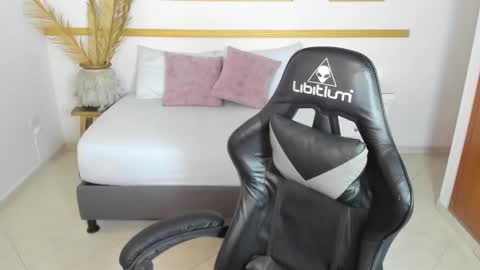 Lia  online show from November 2025 02:17:02 AM