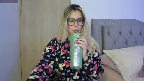 Lia  online show from September 2025 01:55:01 AM