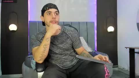 Liam online show from November 2025 07:57:01 PM