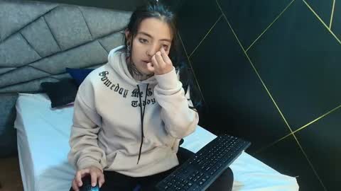 L I A M O N R O E online show from December 2025 11:48:01 AM