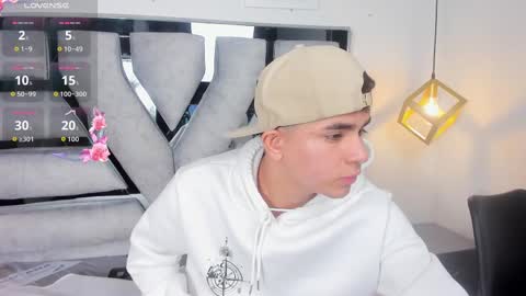 lianfox_ online show from November 2025 03:58:02 PM