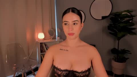 Lia online show from October 2025 12:25:01 PM