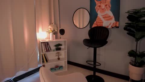 Lia online show from October 2025 12:30:01 PM