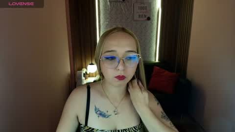 Snapshot of liaroberts1 chatting on June 2026 01:56:01 PM Lia Roberts online show from June 2026 01:56:01 PM