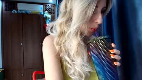 Mia                   Onlyfans link -  online show from March 2025 10:04:01 AM