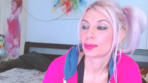 Lara online show from February 2025 08:11:01 PM