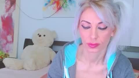 Lara online show from March 2026 10:57:02 PM