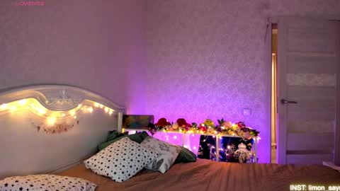 Snapshot of lillimooore chatting on May 2026 11:22:02 PM LilliMoore online show from May 2026 11:22:02 PM