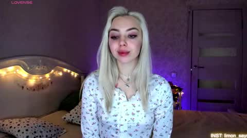 Snapshot of lillimooore chatting on May 2026 11:44:02 PM LilliMoore online show from May 2026 11:44:02 PM