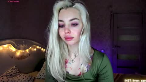 Snapshot of lillimooore chatting on May 2026 11:21:01 PM LilliMoore online show from May 2026 11:21:01 PM