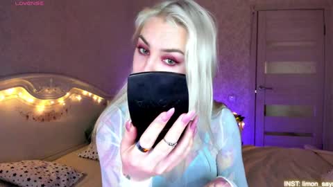 Snapshot of lillimooore chatting on May 2026 11:54:01 PM LilliMoore online show from May 2026 11:54:01 PM