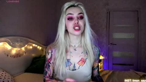Snapshot of lillimooore chatting on June 2026 11:22:02 PM LilliMoore online show from June 2026 11:22:02 PM