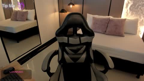 L I L L Y online show from December 2025 12:11:02 PM