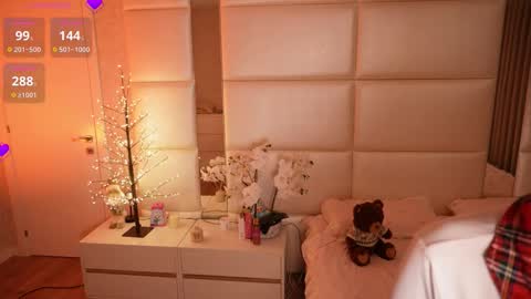 Lilly Colins online show from March 2026 07:40:02 PM