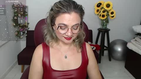 Snapshot of lilly_milf chatting on April 2026 01:56:01 PM Lilly online show from April 2026 01:56:01 PM