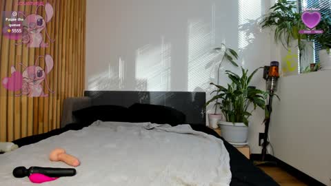 Snapshot of lily__love chatting on January 2025 08:18:02 AM LILY online show from January 2025 08:18:02 AM