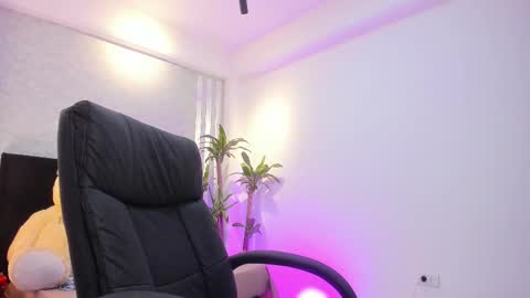 lily_cash1 online show from November 2025 01:00:02 PM