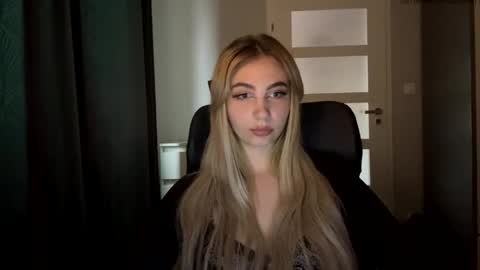 Snapshot of lilysweetgirl chatting on June 2026 04:24:02 PM Lily online show from June 2026 04:24:02 PM