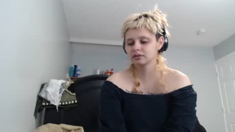 Snapshot of liminaldoll chatting on June 2026 06:01:01 PM Liminal online show from June 2026 06:01:01 PM